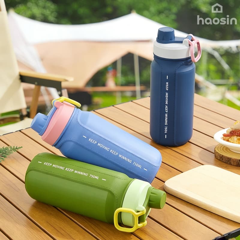 750ML Garrafa de água portátil de silicone, adequada para bolas de futebol e basquete