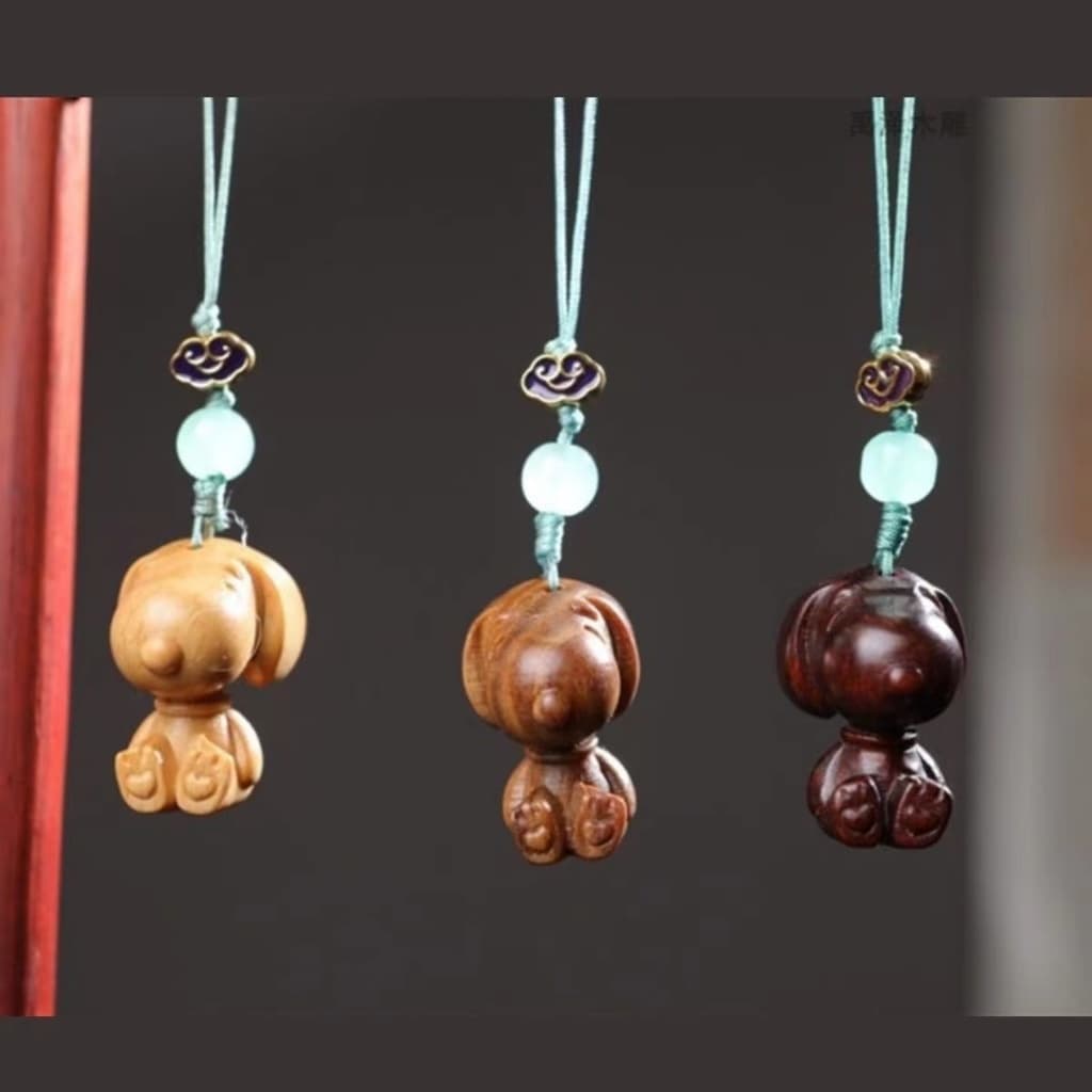 Desenhos animados Snoopy telefone móvel pendurado corrente de madeira maciça escultura artesanato pingente decoração sac