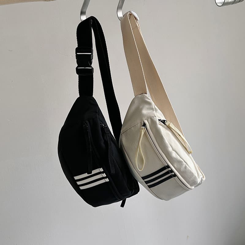 Alça ajustável que se adapta ao corpo, podendo usar como pochete, crossbody ou bolsa de ombro