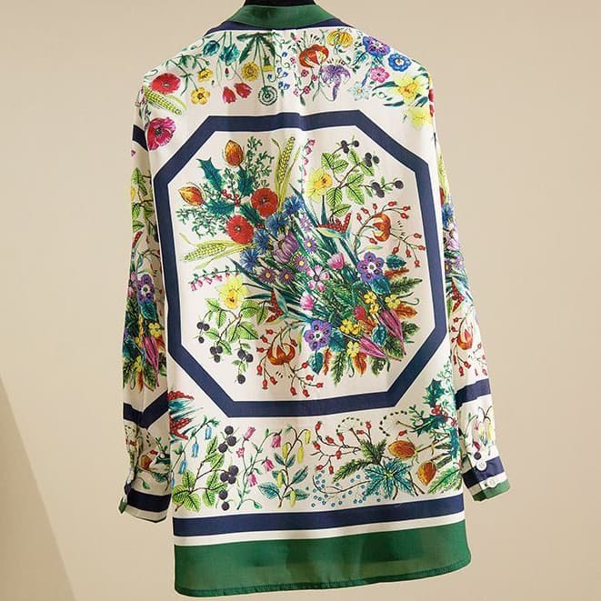 Top estampado com gola alta da moda
