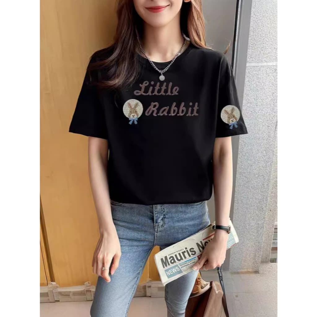 Camiseta feminina preta de algodão puro de manga curta com gola redonda estampada