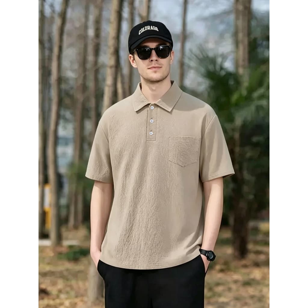 Polo masculino de manga curta com lapela clássica com textura plissada nativa, três botões na carcela, bolso frontal qua