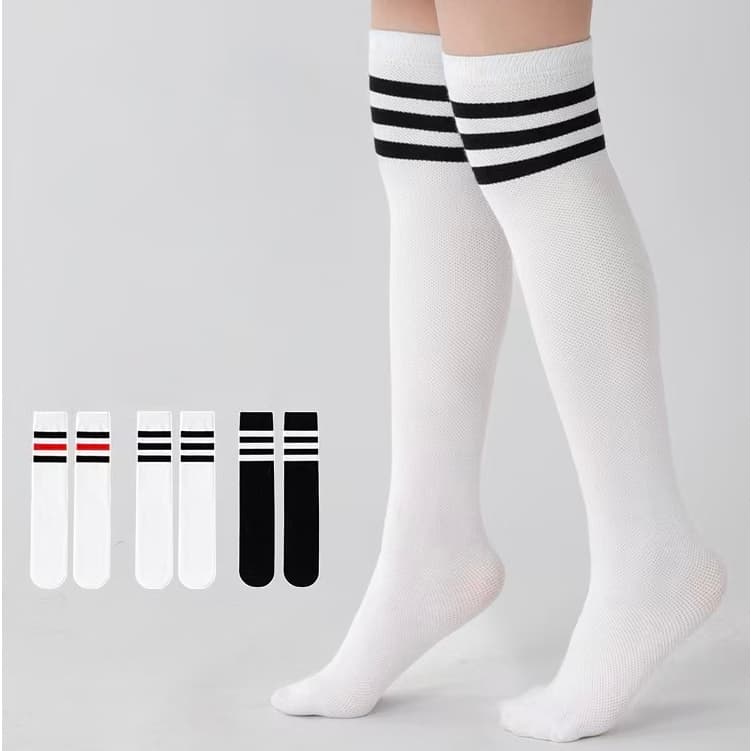 Novas meias brancas acima do joelho para meninas