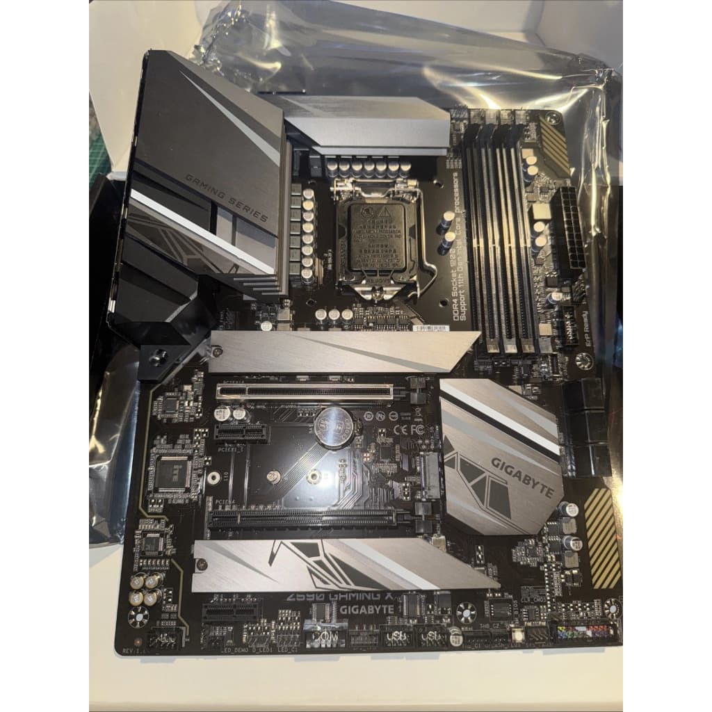 Placa-Mãe GIGABYTE Z590 Gaming X Intel 11a Geração Z590 DDR4 LGA 1200