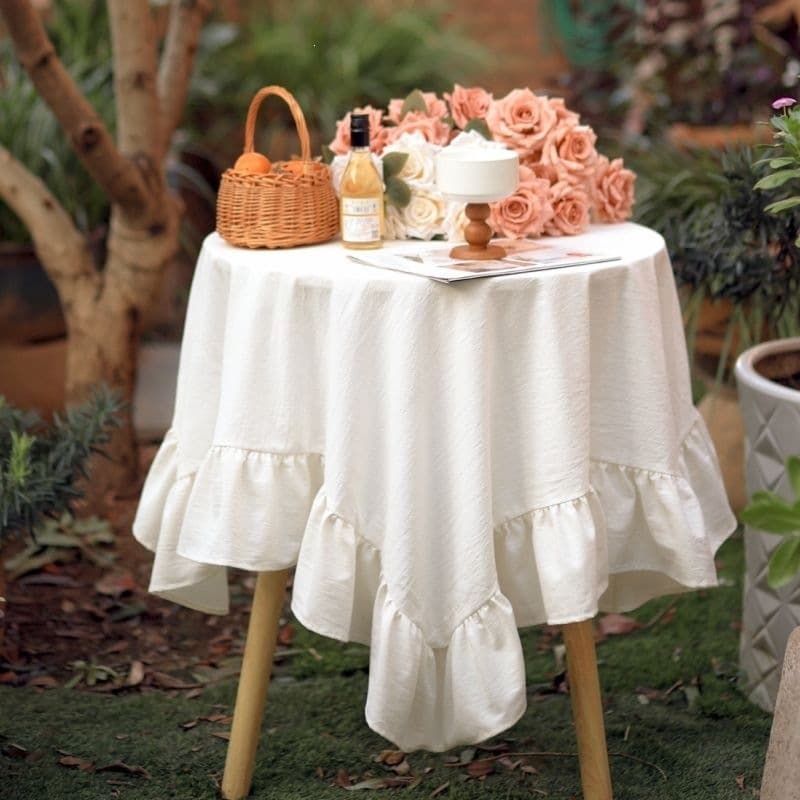 Toalha de mesa em estilo *color-block* (blocos de cor) com babados em estilo francês; macia, durável e fácil de limpar