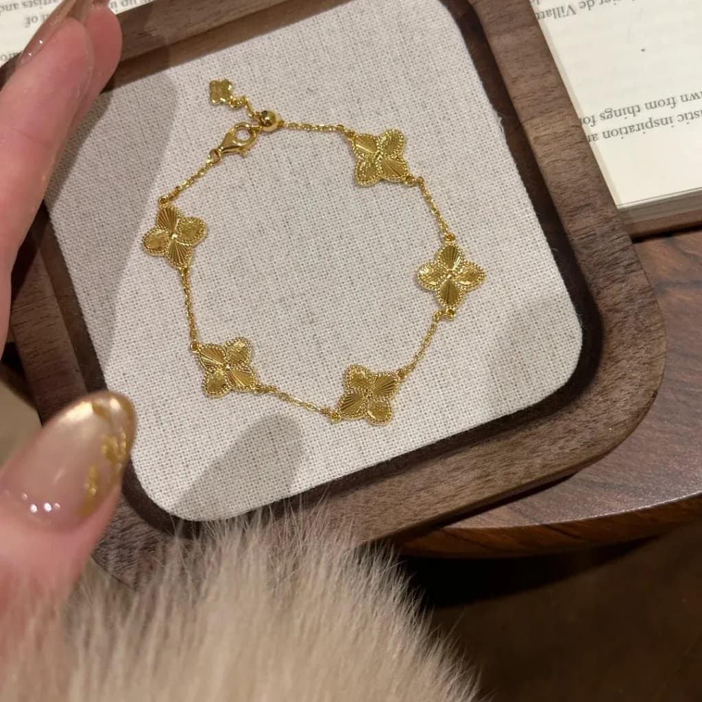 [Estoque pronto] Retro novo estilo chinês dourado Laser trevo de quatro folhas pulseira Buchiliti estilo palácio requint