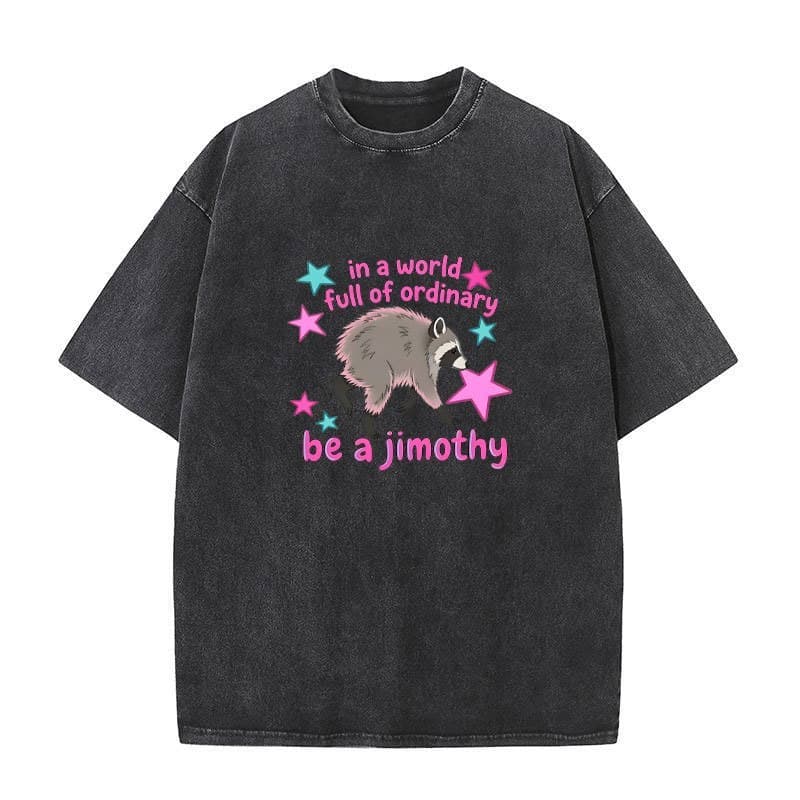 Camiseta Preta Lavada Vintage Masculina " In A World Full Of Ordinary Be Jimothy " Funny Raccoon Meme Estampa Gráfica Ov
