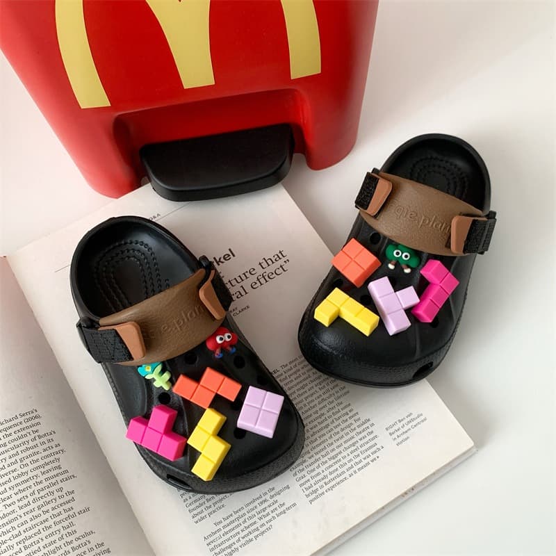 Crianças sandálias 2026 verão novo estilo meninas buraco sapatos meninos Toe-coberto chinelos sapatos de sola macia