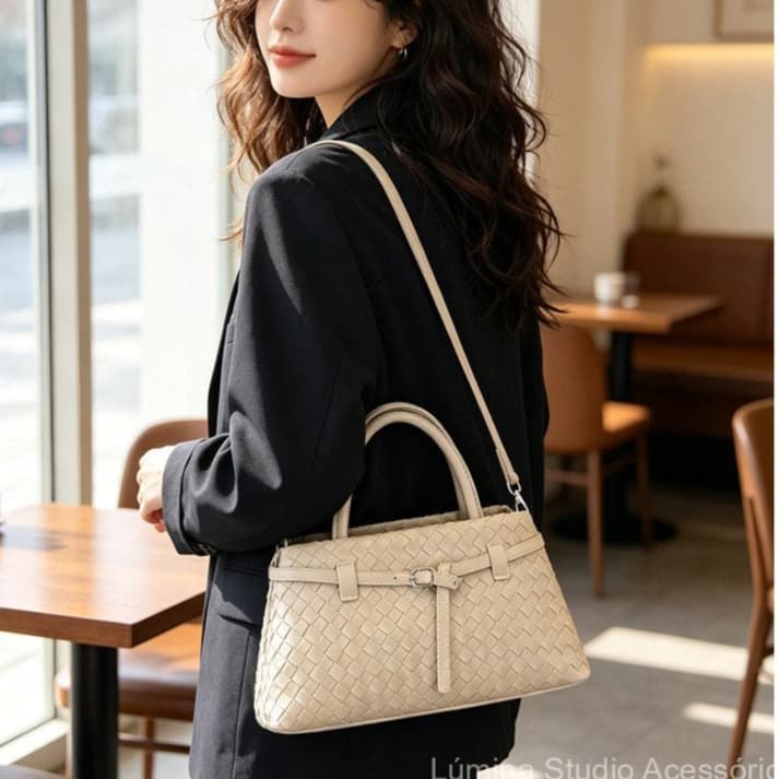 Bolsa Feminina Trançada em PU com Alça de Mão e Transversal, Modelo Tote para Trabalho e Passeios