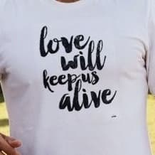 Camiseta Personalizada "love will keep us alive" O Amor nos manterá vivos - Promoção