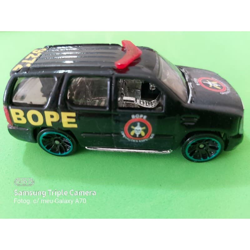 VIATURA policia militar do RJ BOPE hot wheels Cadillac escalade escala 1.64 TAMANHO 7cm produto novo com embalagem
