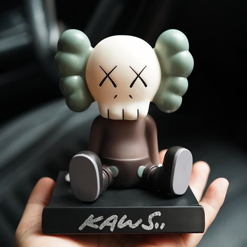 Moda KAWS Cabeça Do Carro Bonecas Que Agitam A Porta-Objetos Decoração Painel De Instrumentos