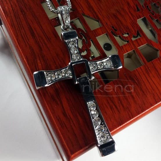 Colar Dominc Toretto ORIGINAL em Aço Inoxidável com Zircônias Cravejadas na Cruz - Velozes e Furiosos
