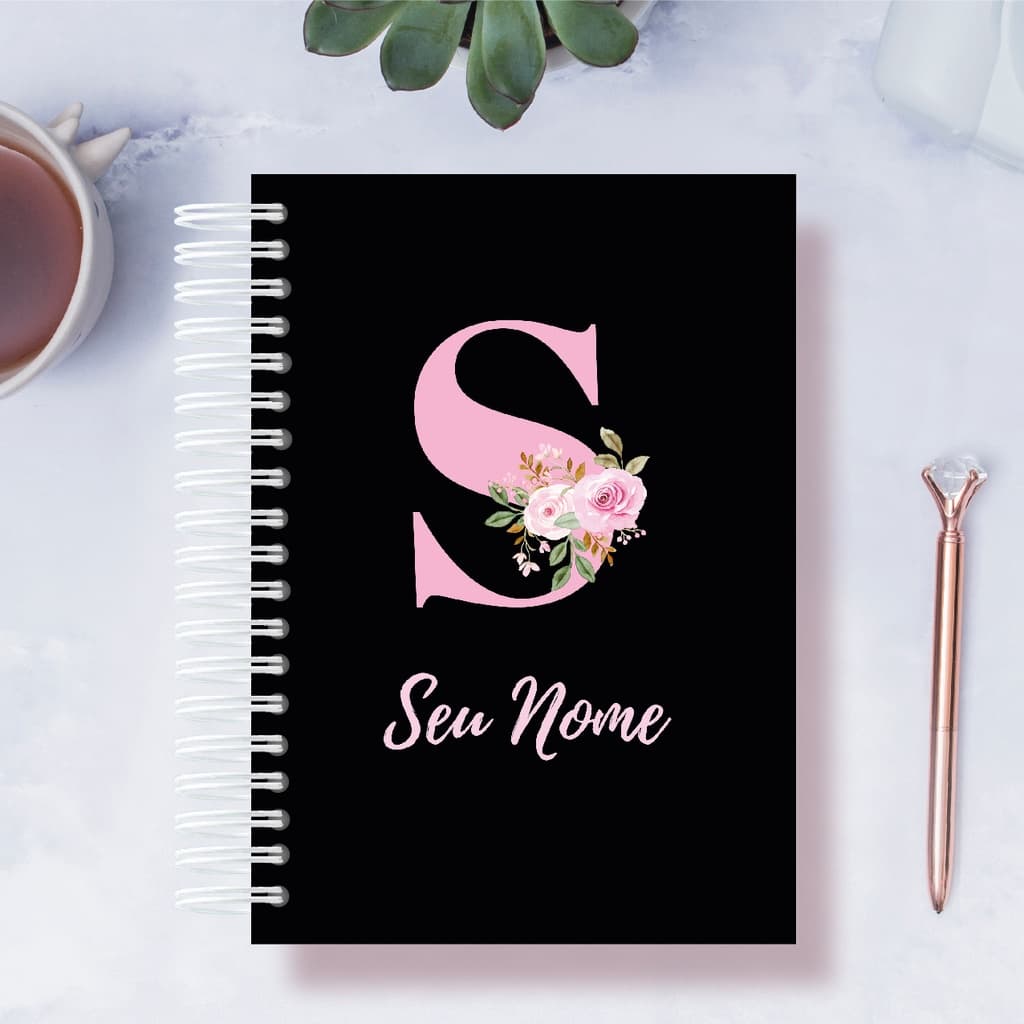 Caderno Preto A5 personalizado com a letra inicial do seu nome e seu nome  - 100 folhas pautadas e decoradas