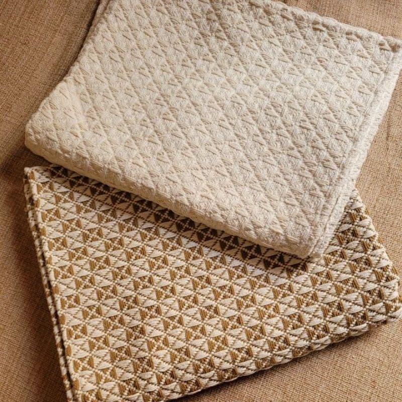 Tapeta sala, quarto, escritório feito de linha artesanal. Beira cama dama 80 por 140