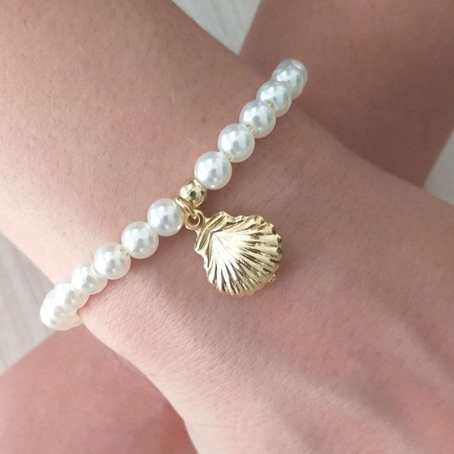 Pulseira Com Perolas E Concha Do Mar Folheado A Ouro 18k