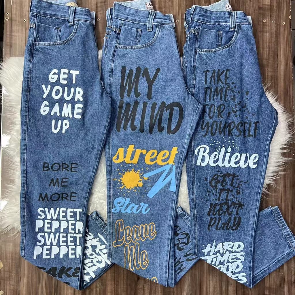 Calça Mom Jeans Com Escritas Letras Feminina