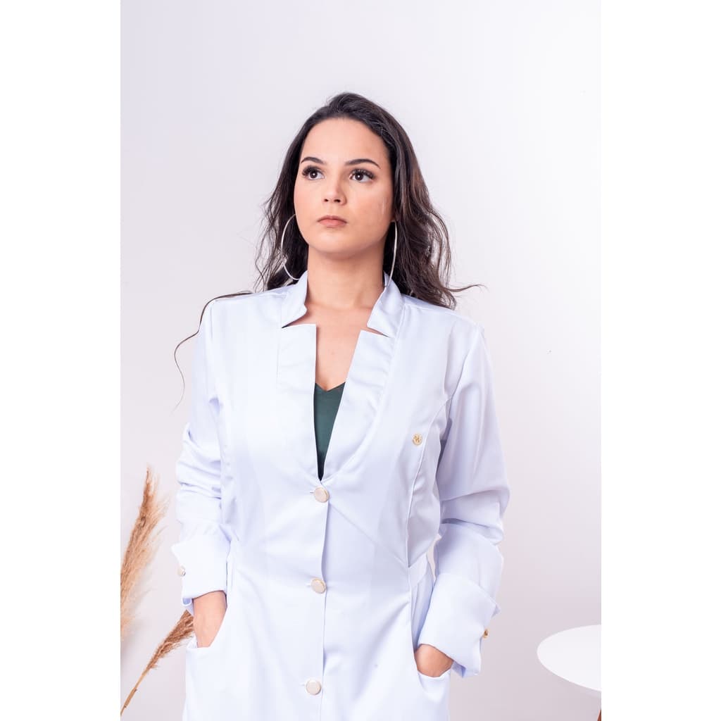 Jaleco feminino acinturado enfermagem esteticista medicina micropigmentadora designer de cilios e sobrancelhas fisioterapeuta - Quem disse que todo jaleco é igual, venha conheceer a nova coleção de Vivi Jalecos - Diva branco