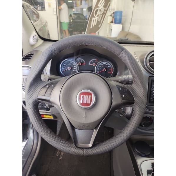 capa de volante costurada Gran Siena com controle de som e pedal shift