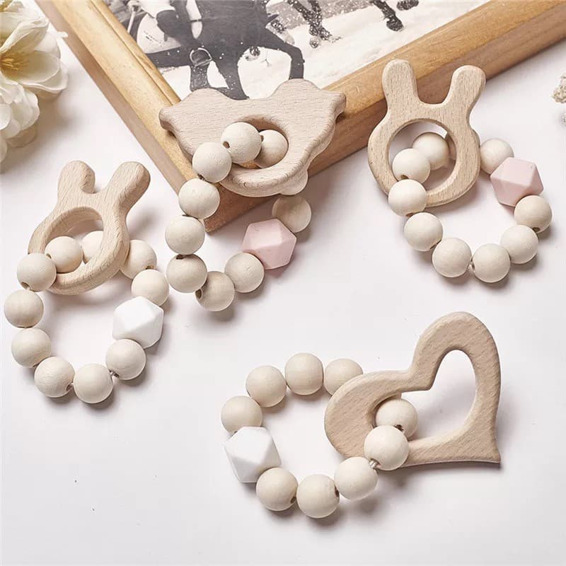 Bracelete mordedor de madeira e silicone para bebês. Brinquedo montessoriano