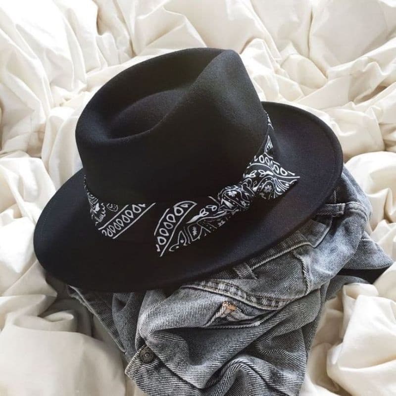 Chapéu Preto Fedora com Bandana