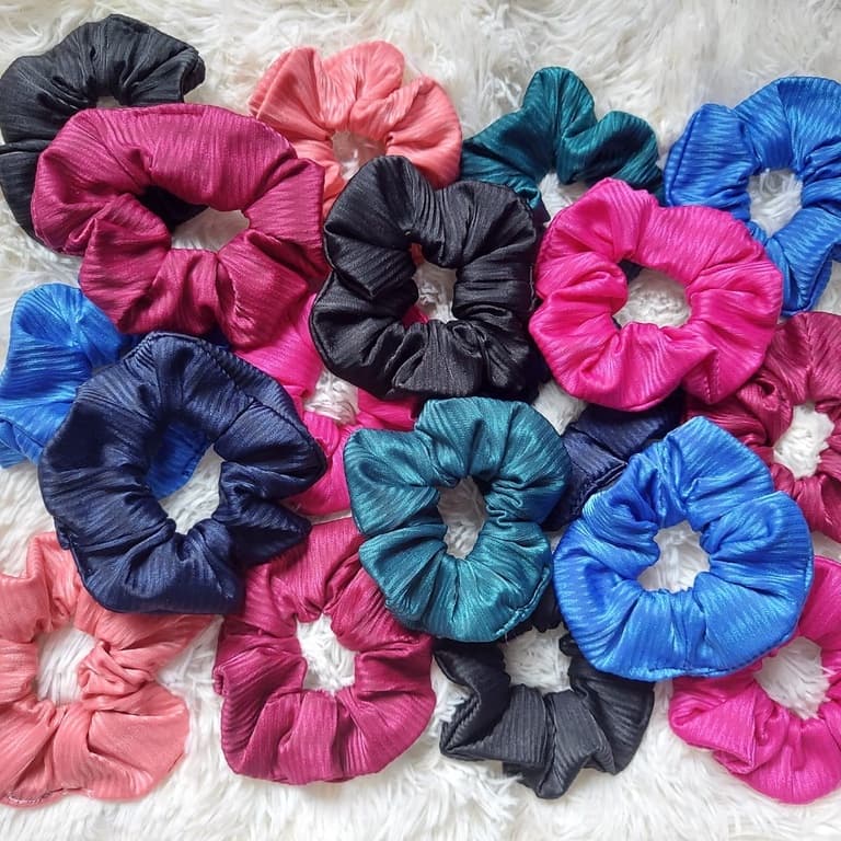 Kit com 20 Xuxinha fru fru scrunchie feita em cetim , suplex, canelado ou duna anti frizz