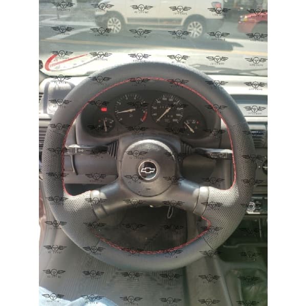 capa de volante costurada Corsa Wind costura vermelha