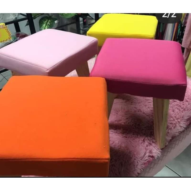 banquetas banquinho corino e peludas bem reforçadas, manicure, descanço pés, enfeite