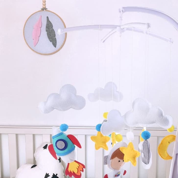 Alguns chocalhos móveis para bebês, sinos de cama de brinquedo, sinos de vento, enfeites de quarto infantil