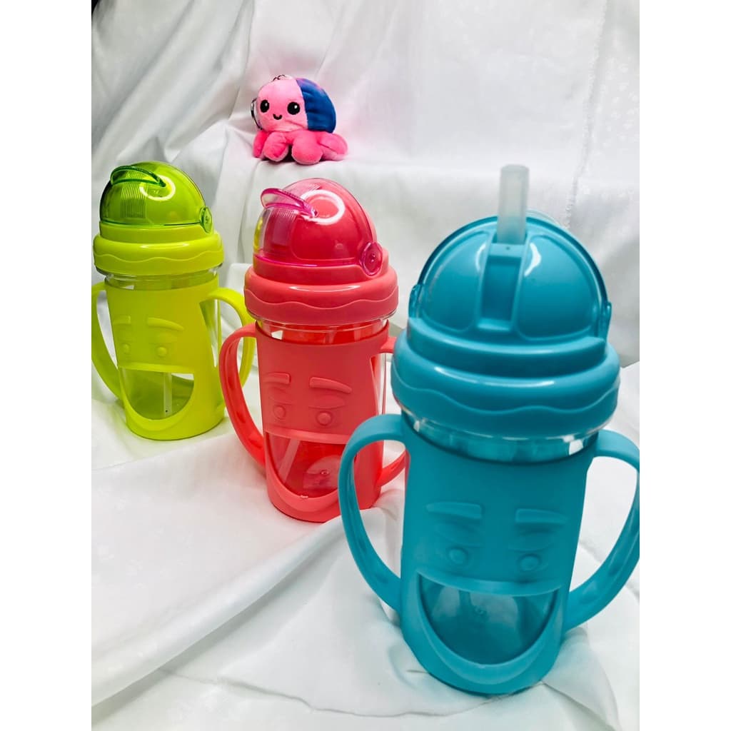 Garrafa / Squeeze com tampa, alça e canudo em silicone infantil / Garrafa de água infantil