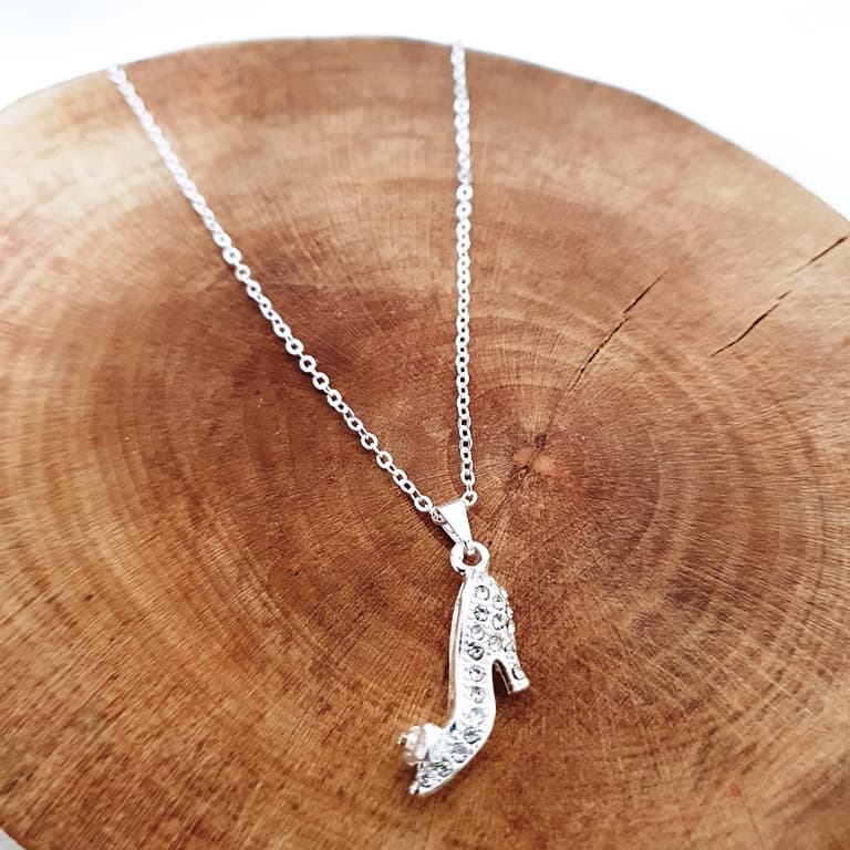 Colar Sapatinho Cinderela com Detalhes em Strass Folheado a Prata