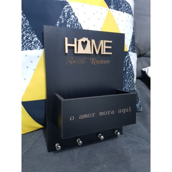 Suporte para chaves Home Sweet Home MDF o amor mora aqui - detalhe escrito em dourado 4 ganchos