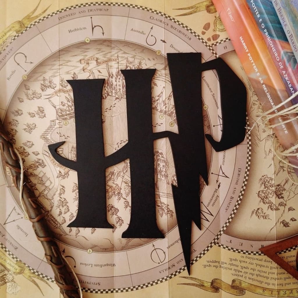 Placa Quadro Decorativo Harry Potter HP Filme Madeira MDF Com Fita Dupla Face Adesiva Preto Fosco