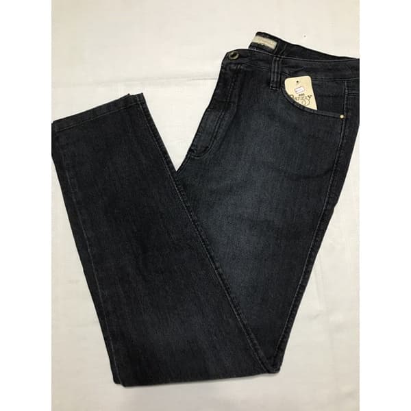 Calça Jeans Adulto Feminino Buzzy Jeans Modelo cigarrete com stretch Tamanho 50 Cor preto jeans lavado Bolsos traseiros com detalhe e fecho de botão com pedraria Composição: 65% Algodão, 33% Poliéster e 2% Elastano