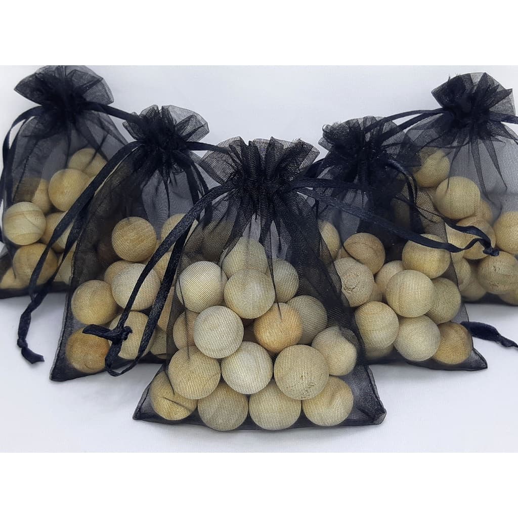 Bola De Cedro Anti Mofo Traça Fungos Bolor Sacos Organza Preta 100 Bolinhas