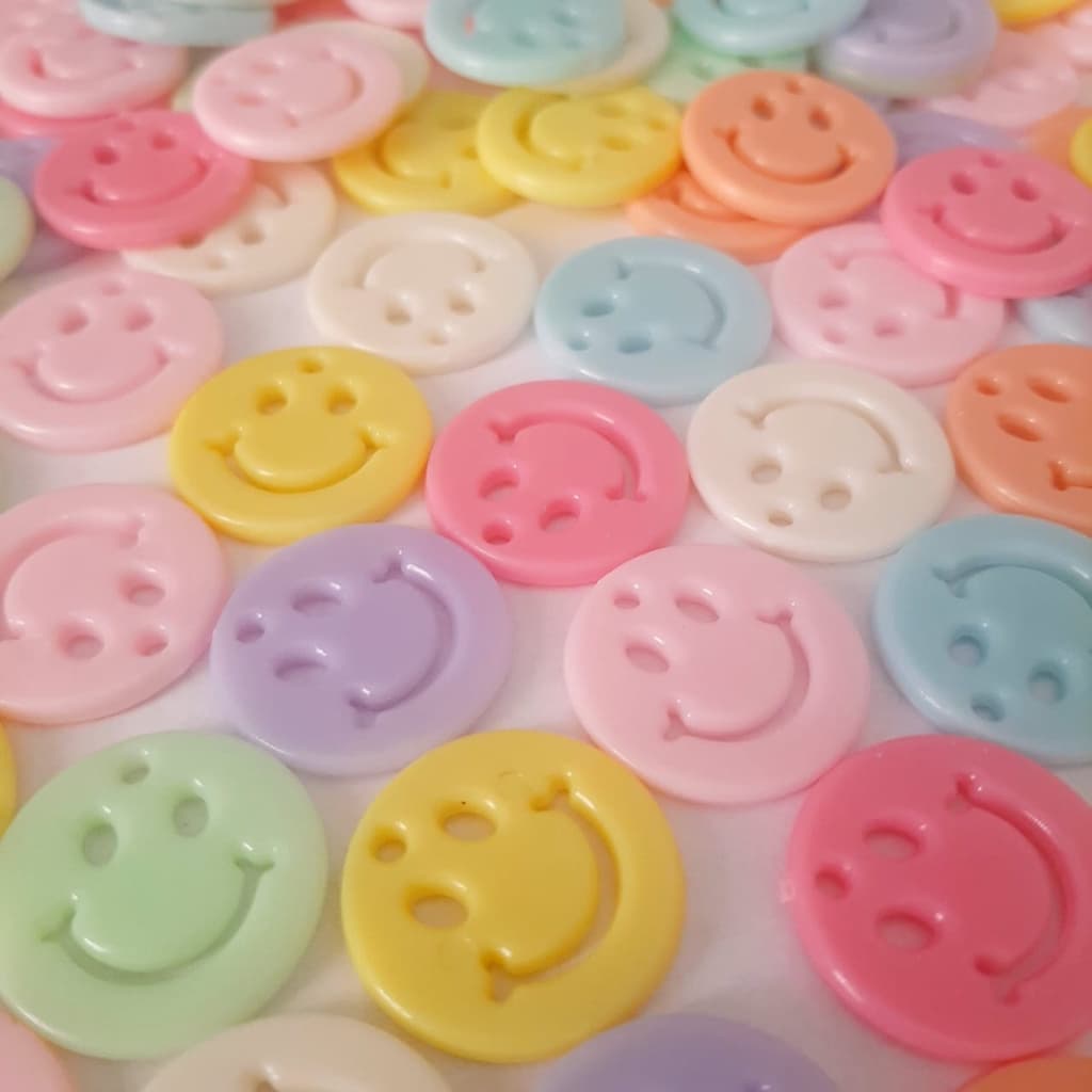 Pingente Carinha Feliz 25 Miçangas 20mm Coloridas