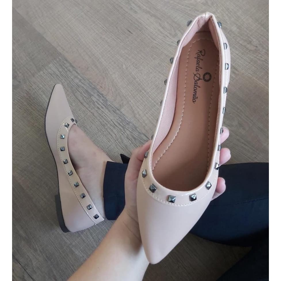 Sapatilha Feminina Nude com detalhe em spike lateral moda casual moda feminina confortável macio
