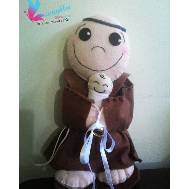 Santo Antônio em feltro com 30cm para porta alianças e/ou jogado para as convidadas no lugar do buquê - noivas criativas