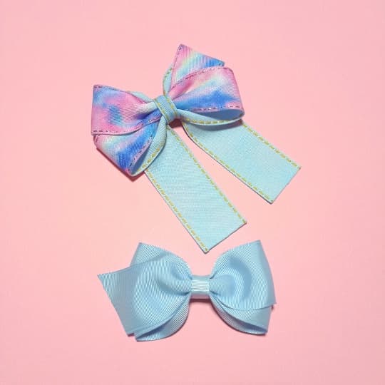 Kit 02 Laços - Tie-dye e Azul Bebê - Lacinhos com Bico de Pato - Laço Infantil para Cabelo Menina