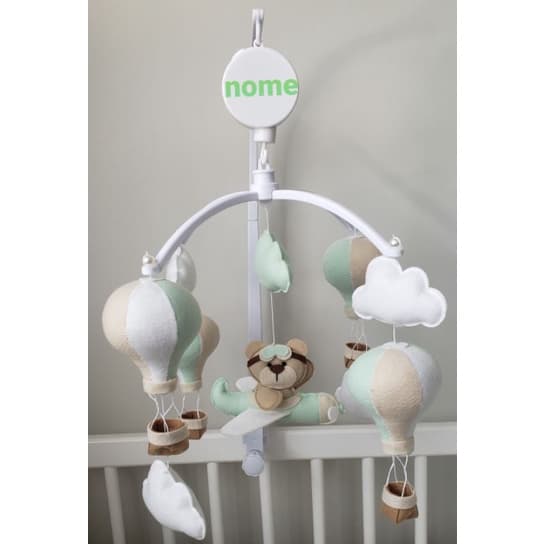 móbile musical ursinho aviador bege e verde urso bebe berço