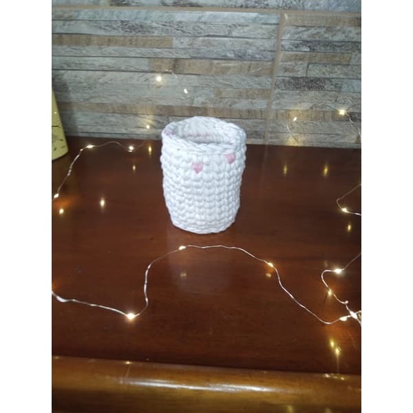 Cachepô/porta treco/porta pincel/porta lápis de fio de malha feito à mão com carinho. Produto artesanal