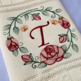 Toalha Bordada Personalizada com Inicial com Flores e Rosas marca Dohler