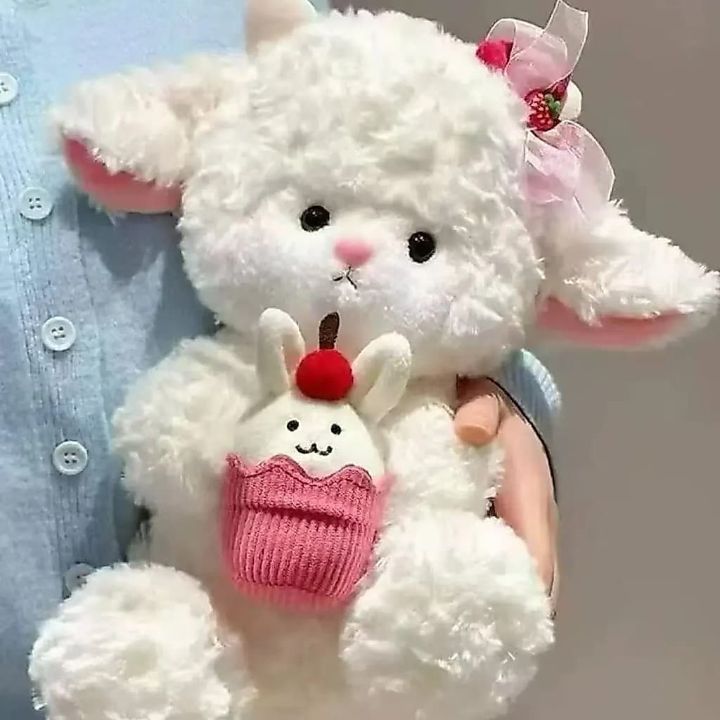 Uma linda ovelha de pelúcia branca segurando um bolo de aniversário - o presente perfeito para uma namorada/amante - um