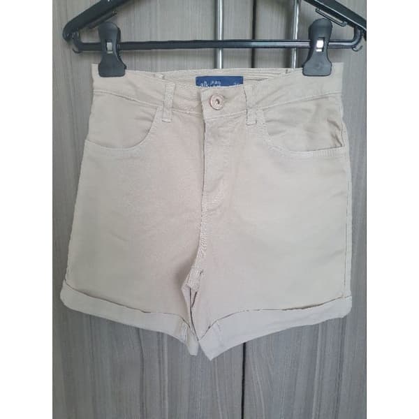 short feminino em sarja bege, tamanho 36.De algodão com elastano .