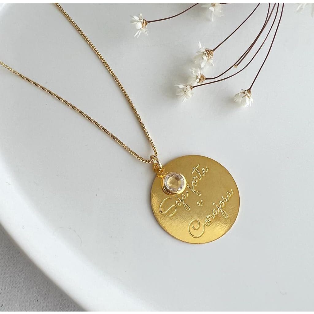 Colar Feminino Medalha Ponto de Luz Seja Forte e Corajosa Banhado a Ouro 18k