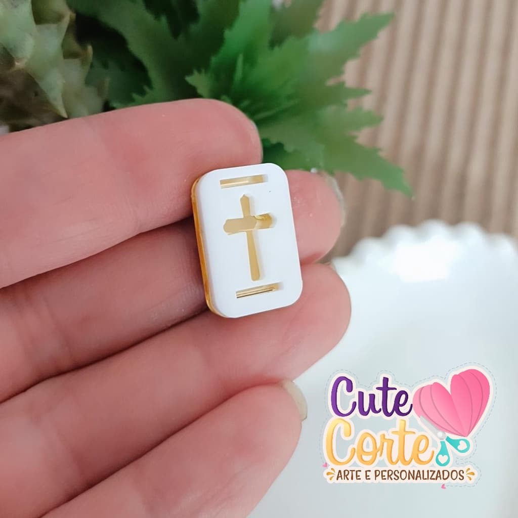 RETÂNGULO CRUZ DOURADA - ETIQUETA ACRÍLICA - PASSANTE ELÁSTICO 3D - BRANCO E DOURADO