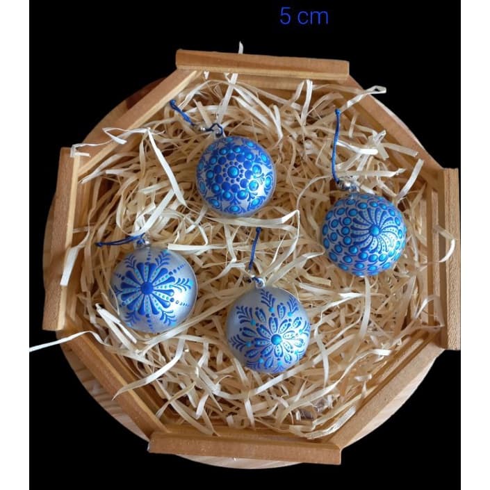 Bolas de Natal, Kit com 4 bolas. Feito à mão,  ponto a ponto. Acrílico 5 cm.