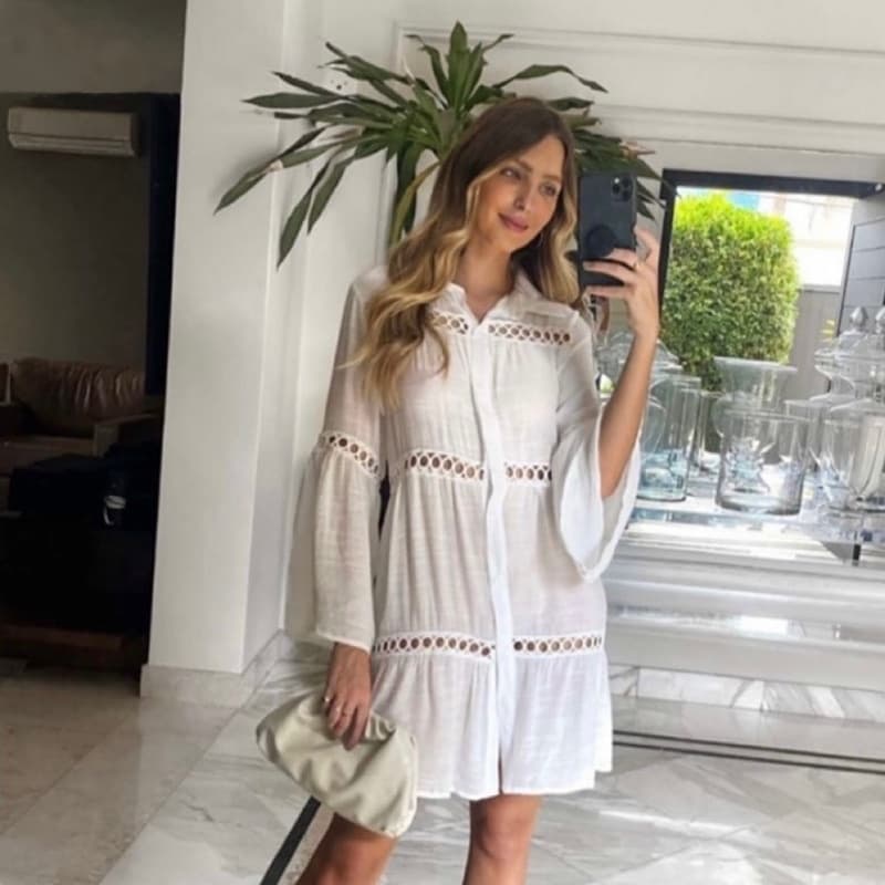 Saída de Praia Feminina Chemise com Detalhes Vazados e Manga Sino