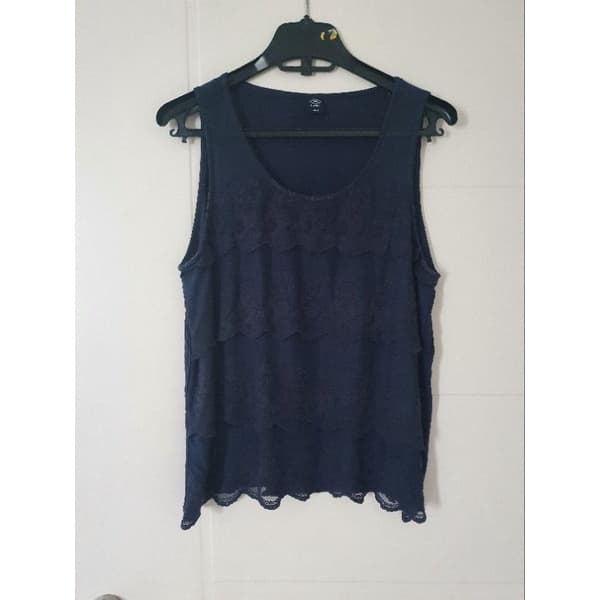 camiseta rendada azul marinho, feminina  Hering,  tamanho M.