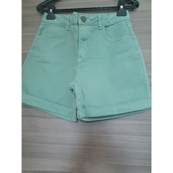 short feminino em sarja verde, tamanho 36.De algodão com elastano .